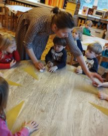 Ežiukų grupė - Edukacija - Gaminu žvakelę Vilniui 1