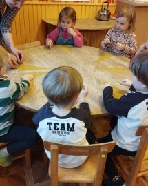 Ežiukų grupė - Edukacija - Gaminu žvakelę Vilniui 4
