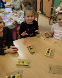 Vyturėlių grupė - Edukacija - Gaminu žvakelę Vilniui 1